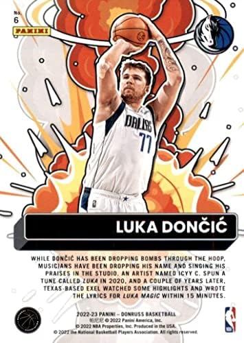 Лук Дончич 2022 2023 Серия Donruss Bomb Squad Монетная картичка - притурка №6, в която той е изобразен в бяла тениска Далас Маверикс .